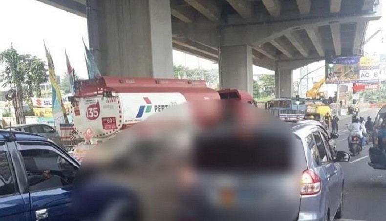 Kecelakaan beruntun truk tangki Pertamina di Jalan Alternatif Cibubur arah Bogor. (Foto ist).