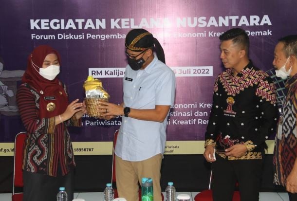 Menparekraf Sandiaga Uno menerima cenderamata dalam acara Kelana Nusantara di Kabupaten Demak. (Foto: ist)