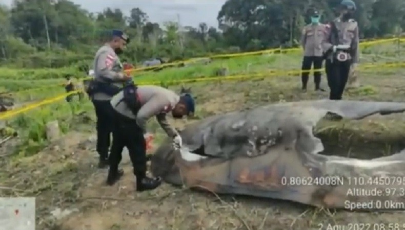 Serpihan diduga roket China di ladang warga Sanggau, Kalimantan Barat. (Foto: iNewsTV/Uun Yuniar)