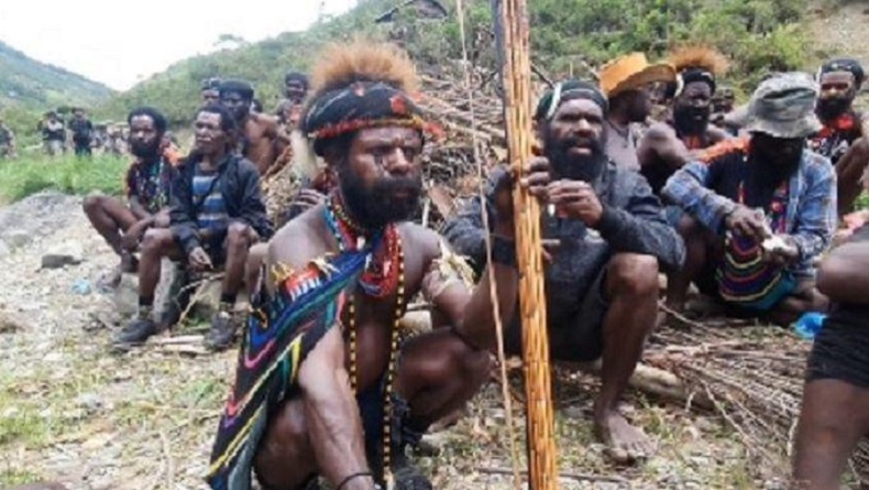 Panglima perang tingginambut Moro Kogoya memegang busur senjata tradisional Papua. (Foto : YouTube)