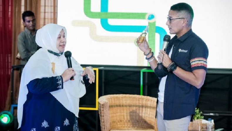 Menparekraf Sandiaga Salahuddin Uno bersama seorang pelaku ekonomi kreatif di Aceh Besar. (Foto : Ist)
