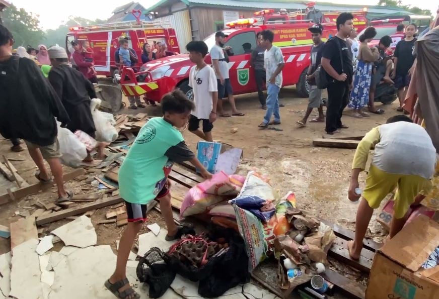 Anak yatim piatu mengais sisa-sisa barang yang bisa diselamatkan dari kebaran gedung panti asuhan (PA) Hidayatullah di Kabupaten Berau. (Foto: iNews TV/Zuhri)