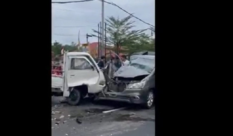 Tabarakan mobil pikap dengan Toyota Innova di Pangkalan Baru, Jumat (5/8/2022). (Foto: iNewsTV/Haryanto)