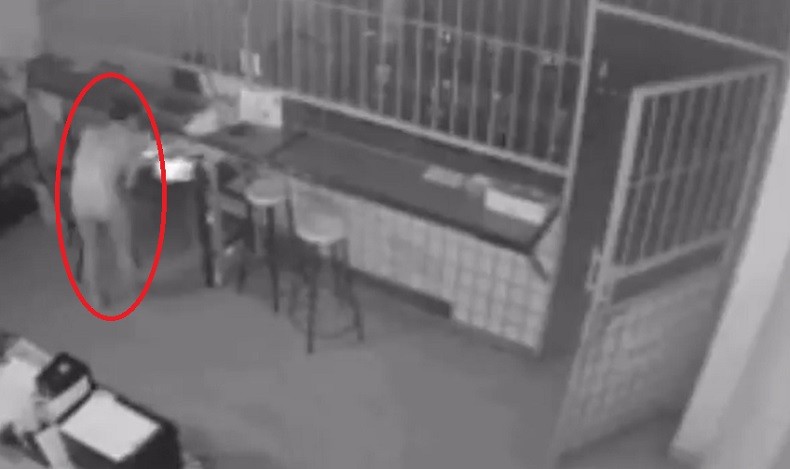 Pencuri Bugil Rekaman CCTV pencuri bugil di pusat gadai Teuku Umar, Denpasar. (Foto: iNewsTV/Indira Arri)