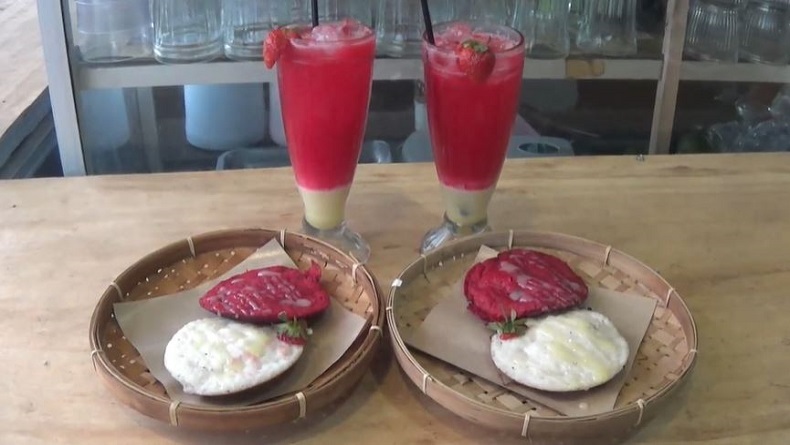 Momen Agustusan, Pedagang di Banjarnegara Buat Kuliner Serabi Merah Putih