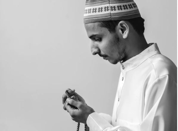 Bacaan Sholat Taubat Rakaat Pertama dan Kedua, Lengkap dengan Doa Setelahnya