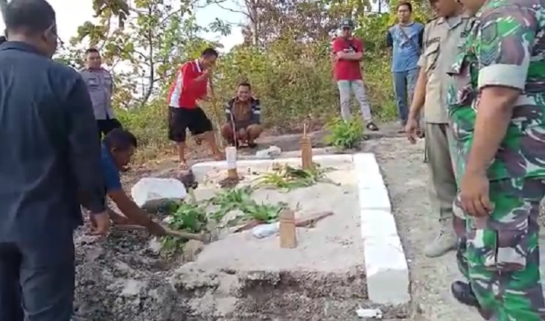 Petugas bersama warga menggali dua makam misterius di hutan Bojonegoro, Kamis (11/8/2022). (Foto: iNews.id/Dedi Mahdi).