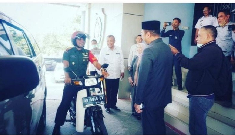Dandim Maros Komandan Kodim 1422/Maros Letkol Inf Muhammad Hujairin menggunakan sepeda motor tahun 90-an . (Foto IG Kodim Maros).