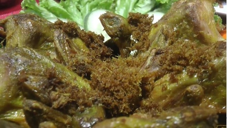  Kuliner Manuk Londo Ungkep Bumbu Serundeng Rempah Ini Dijamin Bikin Kamu Ketagihan