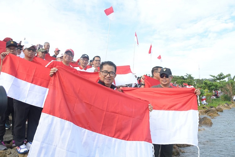 Pengibaran bendera merah putih Sulbar. (Foto: dok Pemprov Sulbar)