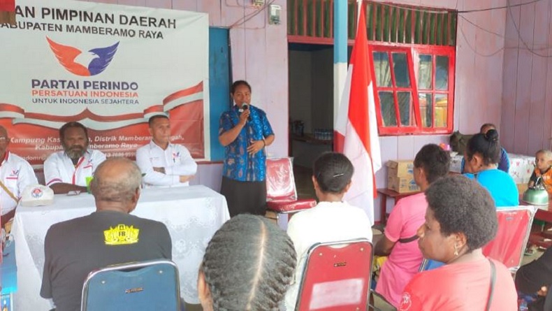 DPD Partai Perindo Mamberamo Raya saat membagikan bantuan 30 etalase gerobak kepada puluhan mama-mama Papua penjual pinang untuk membantu sektor UMKM. (Foto : Ist)