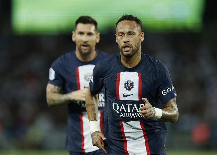 Dua bintang PSG, Neymar (kanan) dan Lionel Messi merayakan gol ke gawang Montpellier pada laga pekan kedua Liga Prancis 2022/2023 di Stadion Parc des Princes, Minggu (14/8/2022). (Foto: REUTERS/Benoit Tessier)