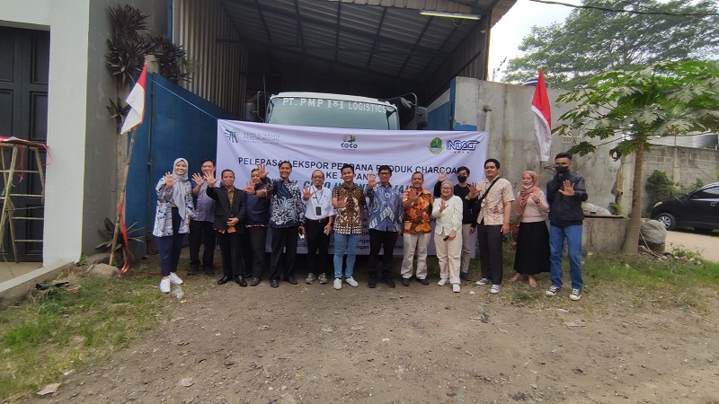 Kemendag lepas ekspor briket arang kelapa Kemendag melepas ekspor satu kontainer produk briket arang kelapa milik CV Coco Indonesia Maju perdana ke Jepang senilai 19.200 dolar AS. (Foto: Istimewa)