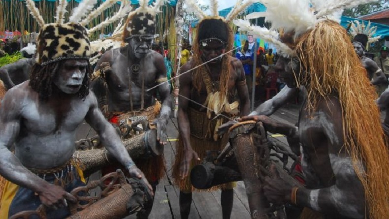 Suku Asmat membawakan tarian pukul tifa pada Festival Budaya Suku Asmat ke-27 di Kabupaten Asmat, Papua. (Foto: Antara).