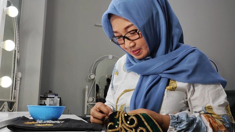 Desainer baju adat Bangka Belitung, Tricahya Karnawati.(Foto:iNews.id/Haryanto)