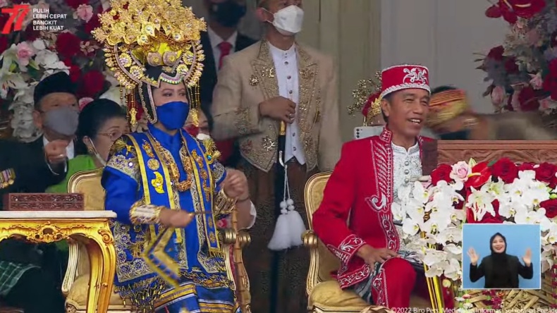Presiden Jokowi dan Ibu Negara Iriaana Jokowi berjoget saat Farel Prayoga  bernyanyi di perayaan detik-detik proklamasi di Istana Merdeka, Rabu (17/8/2022). (YouTube Sekretariat Presiden)