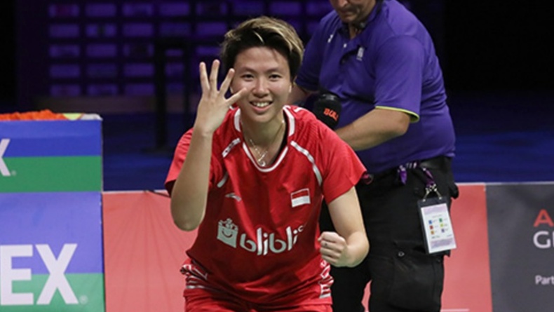 Liliyana Natsir Liliyana Natsir menunjukan ke-4 jarinya usai menangi partai final di nomor ganda campuran dalam ajang BWF World Championship di Glasgow, Skotlandia, tahun 2017. (Mikael Ropars/Badmintonphoto)