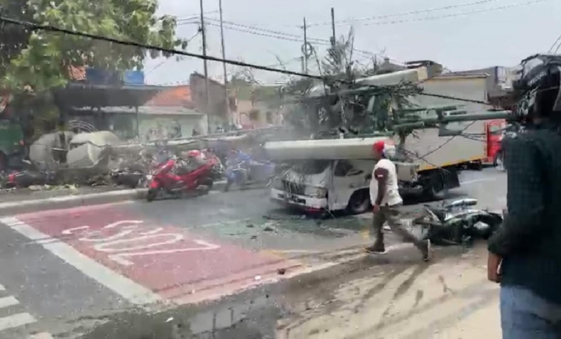 Truk tabrak tiang BTS hingga ambruk di Bekasi menewaskan 10 orang, 7 di antaranya siswa. (Foto: Ist)