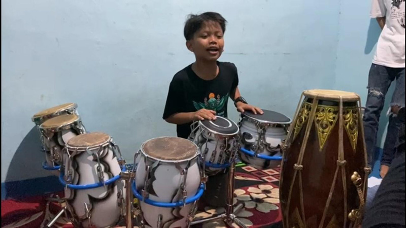 Farel Prayoga memainkan drum.  (adalah)