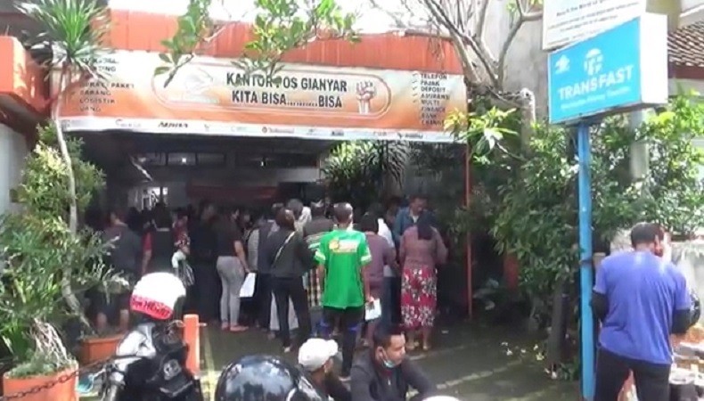 Pencairan BLT BBM di Kantor Pos Gianyar membeludak, Kamis (8/9/2022). (Foto: iNewsTV/Ketut Catur)