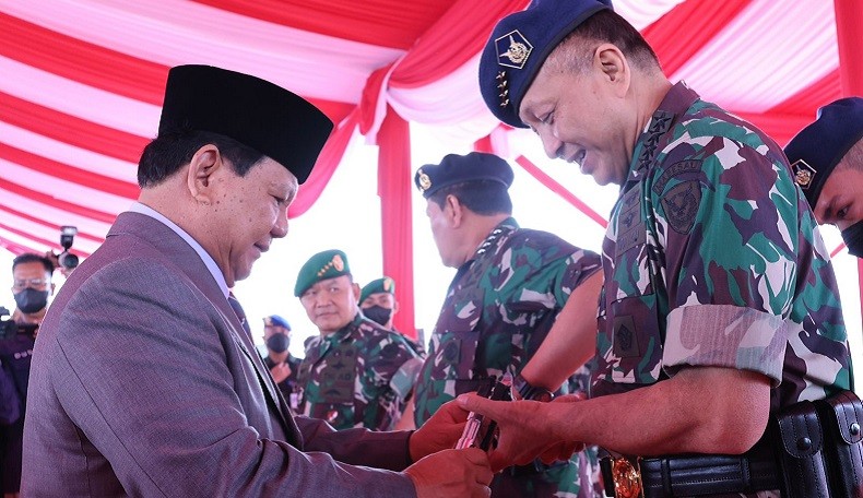 Menhan Prabowo memberikan pistol Pindad kepada KSAL, KSAU dan KSAD. (Foto dok Prabowo).