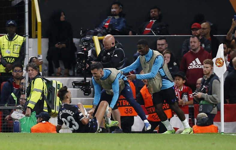 Pemain Real Sociedad, Brais Mendez (23) merayakan gol ke gawang Manchester United pada laga Liga Europa 2022/2023 di Stadion Old Trafford, Manchester, Jumat (9/9/2022). (Foto: REUTERS)