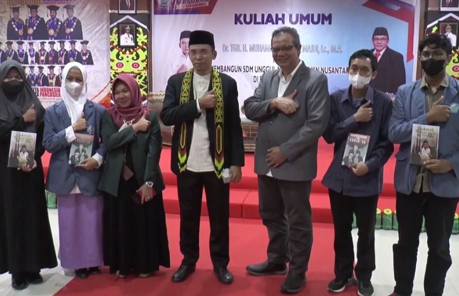 Tokoh nasional Indonesia Dr TGB HM Zainul Majdi, Lc, MA pose bersama sivitas akademikan Universitas Borneo Tarakan. (Foto: iNews TV)
