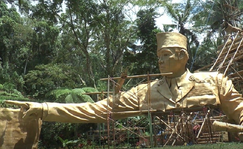 Patung Soekarno dari anyaman bambu yang dibuat seniman asal Ubud, Bali. (Foto: iNews/Ketut Catur)