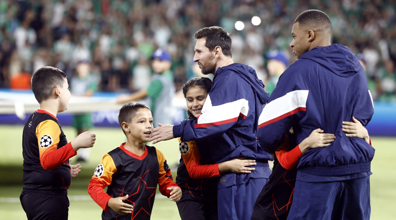 Viral reaksi fans cilik jumpa Lionel Messi untuk pertama kalinya. Momen itu terjadi di panggung Liga Champions. (Foto: REUTERS/Nir Elias)