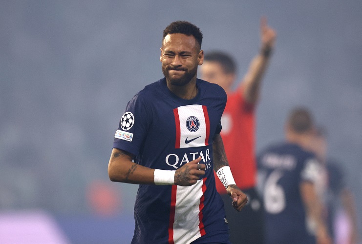 Bintang Paris Saint-Germain, Neymar kesal mendapat kartu kuning usai berselebrasi ke gawang Maccabi Haifa dalam laga Liga Champions 2022/2023 di Stadion Sammy Ofer, Kamis (15/9/2022). (Foto: REUTERS)