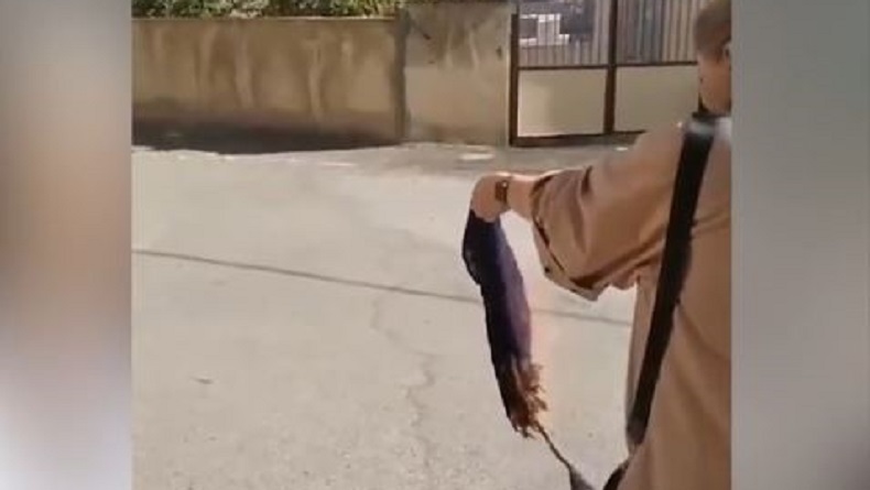 Perempuan Iran memotong rambut, membuka dan membakar jilbab sebagai bentuk protes atas kematian Mahsa Amini setelah dipukuli polisi moral. (Foto: tangkapan layar video/Twitter Masih Alinejad)
