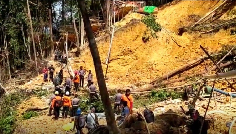 Tambang emas di Dusun Sencepu, Desa Kinande, Kecamatan Lembah Bawang, Bengkayang longsor pada Kamis (15/9/2022). (Foto: iNewsTV/Uun Yuniar)