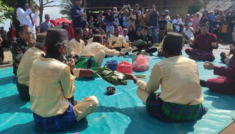 Tradisi Rebo Kasan, ritual tolak bala warga pesisir Desa Air Nyatoh di Bangka Barat. (Foto: iNews/Rizki Ramadhani)