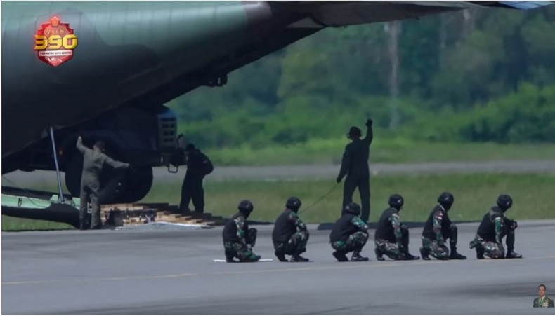 Pesawat C-130 TNI AU membawa Artileri Medan milik TNI AD jenis Caesar. (Foto Youtube Andika Perkasa).