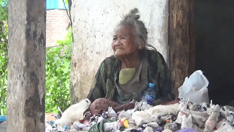 Mbah Ponirah, nenek sepuh berusia 90 tahun asal Ponorogo, Jatim, ini hidup sebatang kara. (Ahmad Subekhi/MNC Portal)