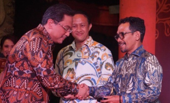 Foto : Wali Kota Bima Muhammad Lutfi, SE menerima plakat penghargaan Kepala Daerah Inovatif 2022 Kategori Pelayanan Publik dari Komisaris Utama PT MNC Asia Holding Tbk di Kota Semarang, Jawa Tengah pada Kamis (22/092022)  (Foto: MNC Portal Indonesia)