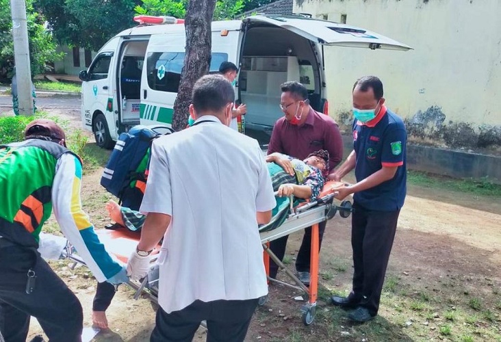 Tim SISTER PERI-AVENGERS tengah membawa pasien di Desa Kalipang menuju RSUD GRATI menggunakan ambulans khusus. (Foto: dok Pemkab Pasuruan)