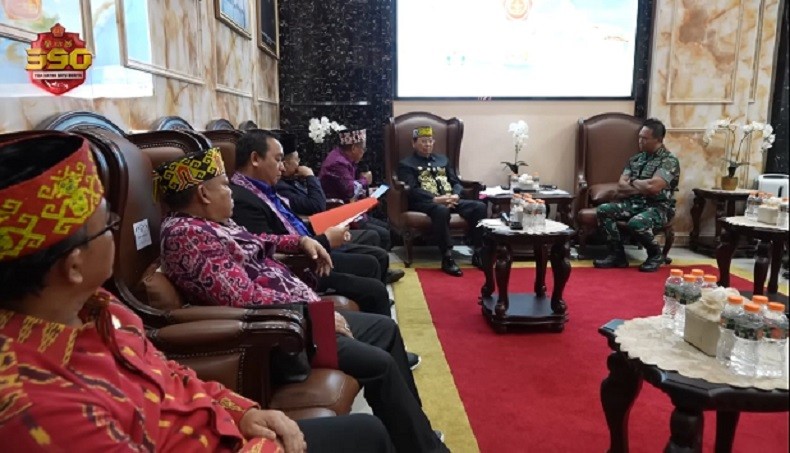 Panglima TNI Jenderal Andika Perkasa menerima audiensi Majelis Adat Dayak Nasional (MADN). (Foto Youtube Andika Perkasa).