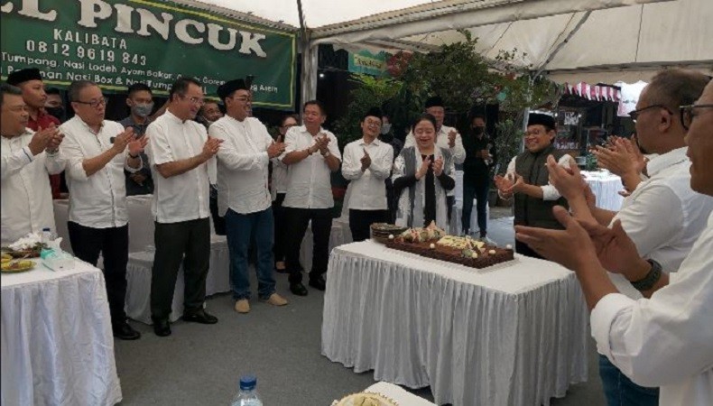 Ketua DPP PDIP Puan Maharani memberikan kue ultah kepada Ketum PKB Abdul Muhaimin Iskandar di Kalibata. (Foto MPI).