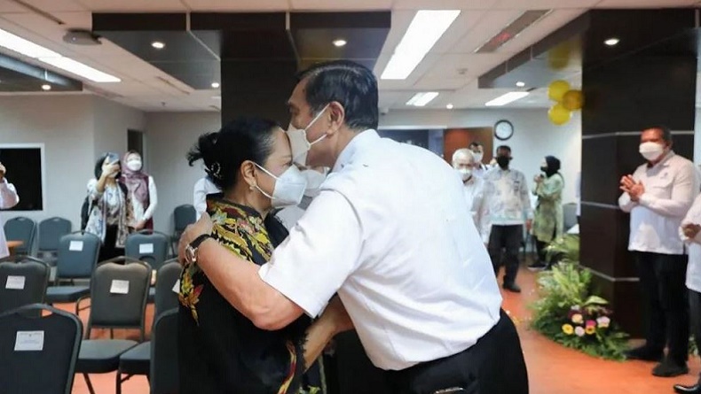 Menko Marves Luhut Binsar Pandjaitan mengecup istri tercinta saat merayakan HUT ke 74 tahun. (Foto : IG)
