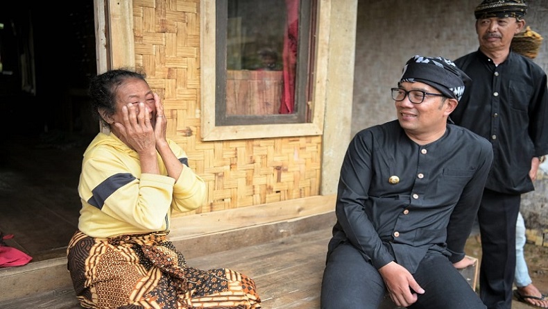 Gubernur Jawa Barat Ridwan Kamil mengenakan pakaian adat Sunda, pangsi. (FOTO: ISTIMEWA)