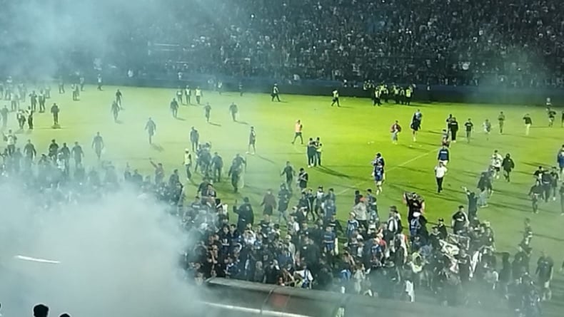 Ribuan penonton laga Arema FC vs Persebaya Surabaya berhamburan mencari jalan keluar stadion untuk menghindari perihnya gas air mata. (Foto: Avirista Midaada).