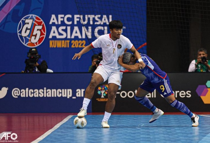 Pemain Timnas Futsal Indonesia, Syauqi Saud beraksi saat melawan Jepang di perempat final Piala Asia Futsal 2022, Selasa (4/10). Dalam laga ini dia tampil sportif terhadap pemain lawan. (Foto: AFC)
