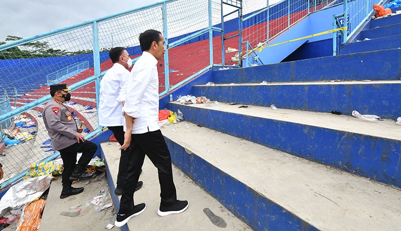 Ketum PSSI Mochamad Iriawan saat mendampingi Presiden Jokowi meninjau Stadion Kanjuruhan, Kepanjen, Malang, Jawa Timur, Rabu (5/10/2022). (FOTO: ISTIMEWA)