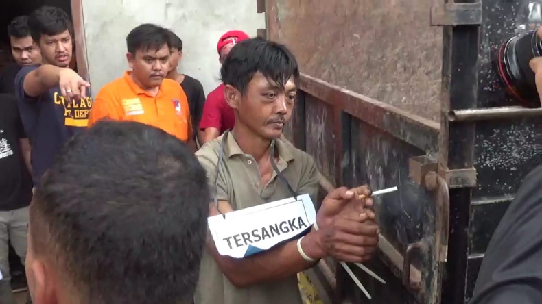 Pelaku Erwin memperagakan adegan saat rekonstruksi pembunuhan di Way Kanan, Lampung (Yuswantoro/MNC Portal)