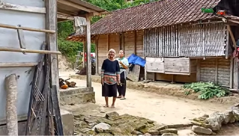 Warga di pelosok desa pedalaman Trenggalek Jawa Timur (Foto: Youtube @tobilvlog).