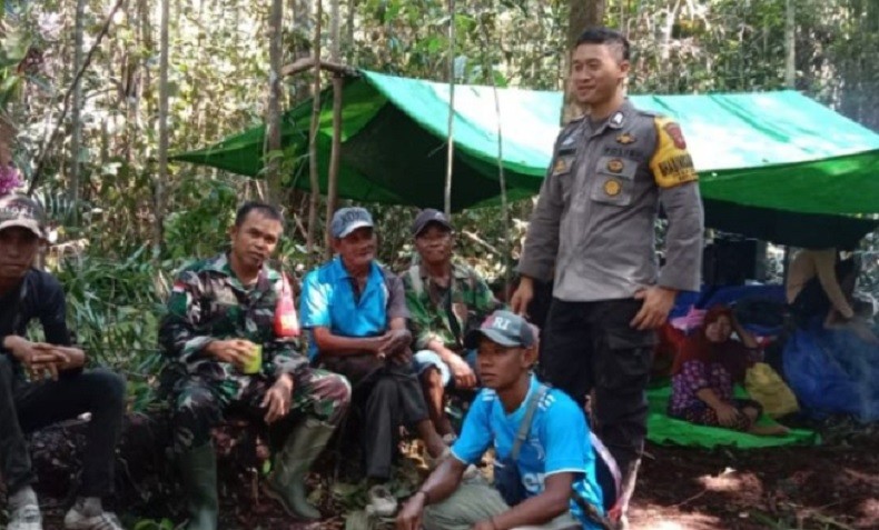 Tim gabungan TNI, Polri dan masyrakat yang mencari korban menginap di dalam hutan. (Foto: ANTARA)