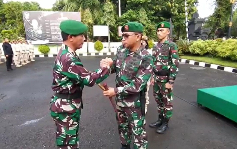 Peltu Dewa Agung Putra Ardyasa (kiri) mendapat penghargaan dari Dandim 1611 Badung Kolonel Inf Dody Triyo Hadi. (Foto: Indira Arri)