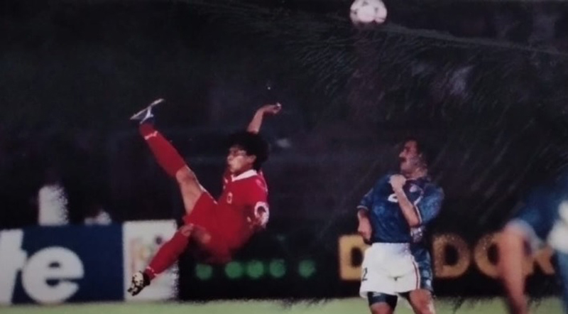 Pesepak bola legendaris Indonesia Widodo Cahyono Putro ulang tahun hari ini, Selasa (8/11/2022). Menarik jika kita mengulas gol salto fantastisnya di Piala Asia (Foto: Ist)
