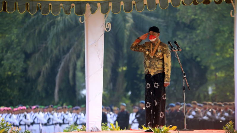 Hari Pahlawan 11 000 Siswa Santri Hingga Tni Polri Ikuti Kirab Merah